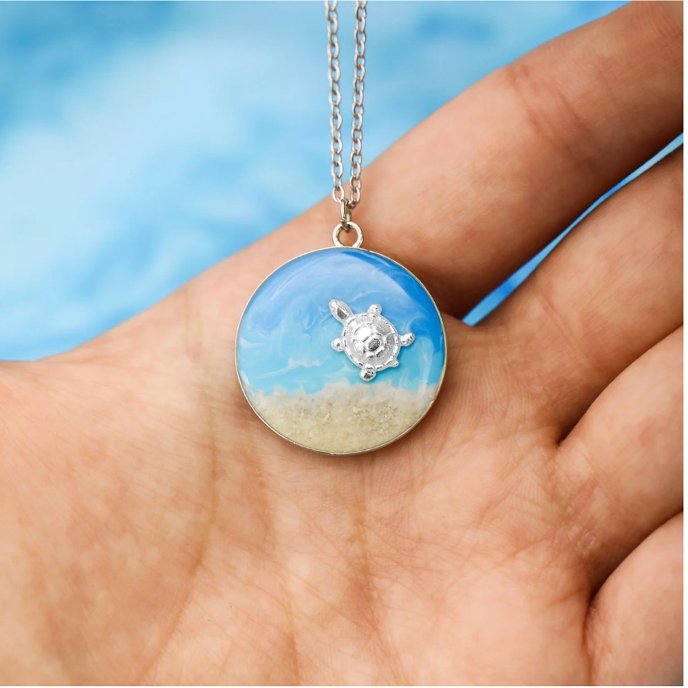 NWT 🏝️ HAND PAINT OCEAN SAND IN RESIN SEA TURTLE STAINLESS STEEL CHAIN NECKLACE - Picture 4 of 6
